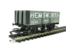 hornby wagons r6596 hemsworth 6 plank wagon 3744 p
